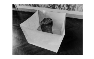 Susumu Koshimizu - Paper - 1969, carta, pietra. Foto di E. Cattaneo.