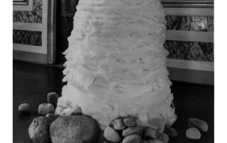 Lee Ufan - Relatum - 1969/1995, pietra, cotone, dimensioni variabili. Dalla mostra Asiana, Venezia 1995. Foto di E. Cattaneo.