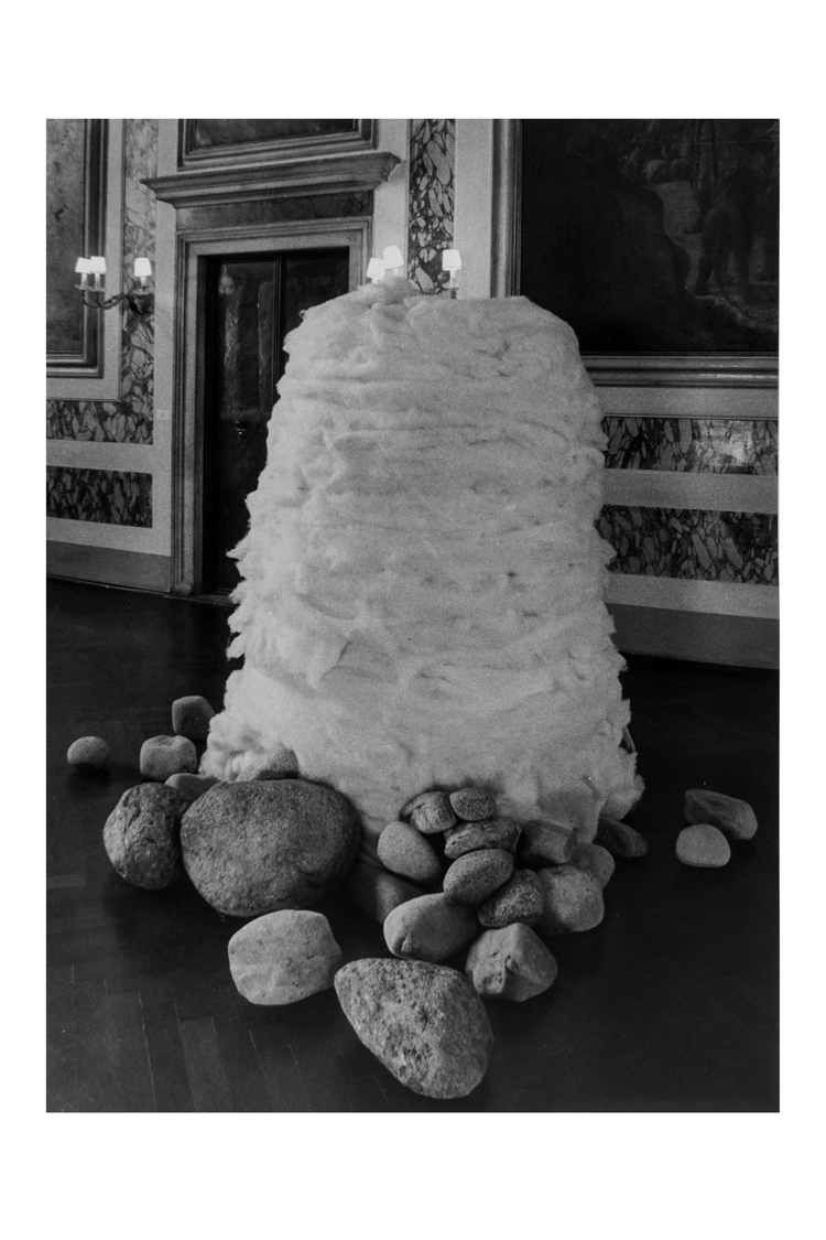 Lee Ufan - Relatum - 1969/1995, pietra, cotone, dimensioni variabili. Dalla mostra Asiana, Venezia 1995. Foto di E. Cattaneo.