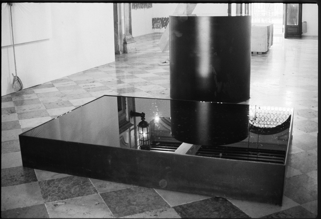 Nobuo Sekine - Phase of Nothingness-Water - 1969/1995, acciaio, smalto, acqua. Foto di Enrico Cattaneo.