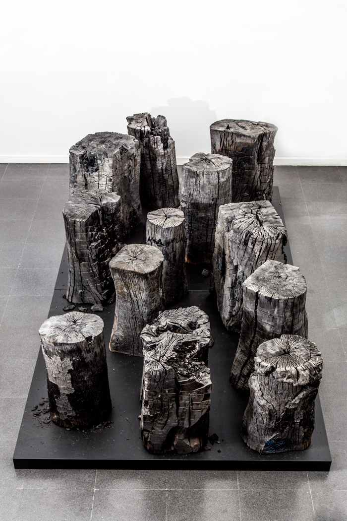 Fondazione Mudima, Milano, Maggio 2015, K. Narita - Sumi, 1969/1987, legno bruciato, 150x350x84 cm. © Foto di Fabio Mantegna per Fondazione Mudima