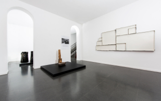 Fondazione Mudima, Milano, Maggio 2015, K. Suga - Perimeters of Space, 1986, legno, pietra 92x67x58cm. K. Suga - Square Pond, 1986, ferro galvanizzato e dipinto, 130x282x12 cm. © Foto di Fabio Mantegna per Fondazione Mudima