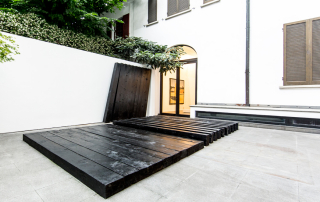 Fondazione Mudima, Milano, Maggio 2015, N. Takayama - Zoo, 1970-2015, travi di legno, 250x250x490 cm. © Foto di Fabio Mantegna per Fondazione Mudima